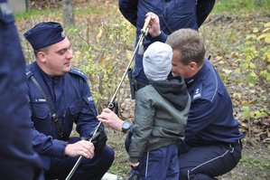 policjanci pokazują Kubusiowi szablę