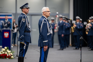 Komendant Wojewódzki Policji w Katowicach oraz inni policjanci, także orkiestry policyjnej
