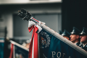 sztandar policyjny i policjanci