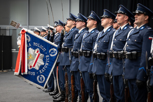 policjanci ze sztandarem policyjnym oraz bronią