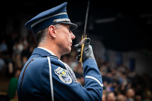 policjant trzymający w ręku szablę