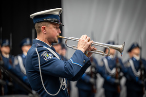 policjant należący do orkiestry policyjnej z instrumentem muzycznym