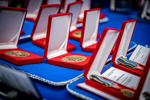 medale pamiątkowe dla nagrodzonych funkcjonariuszy