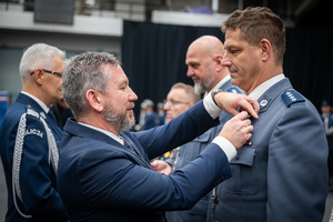 wręczenie medalu nagrodzonemu policjantowi