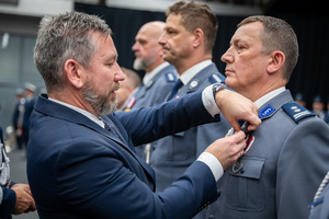 wręczenie medalu nagrodzonemu policjantowi