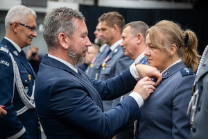wręczenie medalu nagrodzonemu policjantowi
