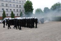 Kadeci z Niemiec w katowickim oddziale prewencji.
Pokaz działania pododdziału zwartego przy wykorzystaniu zasłony dymnej.