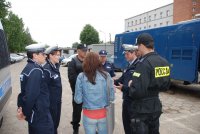 Kadeci z Niemiec w katowickim oddziale prewencji.
Kadeci w towarzystwie tłumacza rozmawiąją z policjantami z oddziału prewencji i omawiają poszczególne elementy pokazu.