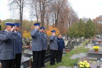 Moment oddania hołdu podkomisarzowi Tadeuszowi Bartosikowi