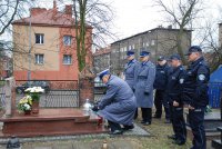 Delegacja zapala znicz na grobie podkom. Tadeusza Bartosika