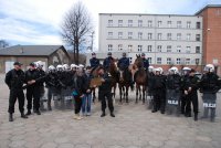 Wręczenie zdjęcia pamiątkowego Patrykowi