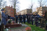 policjanci stoją przed grobem tragicznie zmarłego w służbie  podkomisarza Tadeusza Bartosika