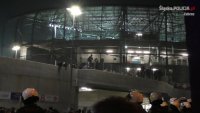 stadion i widok kasków ochronnych policjantów