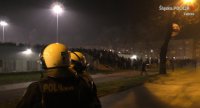 kibice wchodzący na stadion w asyście policjantów
