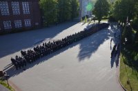 Policjanci stoją na placu apelowym - widok z lotu ptaka.