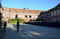 Dzień rozpoczęcia zawodów. Policjanci stoją na placu apelowym.