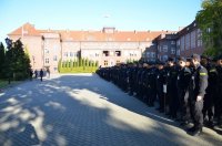 Policjanci stoją na placu apelowym - widok z boku.