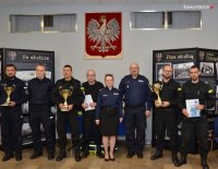 Na zdjęciu grupa wyróżnionych policjantów z Komendantem Wojewódzkim Policji.