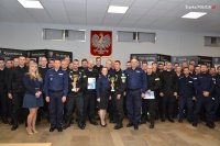 Zdjęcie pamiątkowe policjantów biorących udział w zawodach.