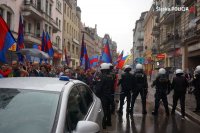 Policjanci zabezpieczający grupę kibiców.