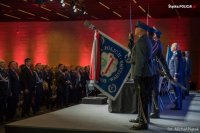 Sztandar Policja. Uczestnicy stoją podczas odgrywania hymnu.