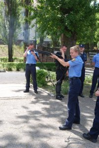 Oddanie strzału z bronii gładkolufowej przez policjantkę z Niemiec.