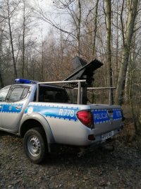 Radiowóz Mitsubishi L200 z zamontowaną wyrzutnią granatów.