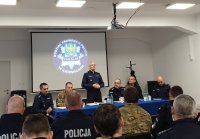 Sala odpraw. Zastępca Komendanta Wojewódzkiego Policji w Katowicach przemawia na stojąco