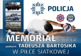 Baner z widokiem zawodnika odbijającego piłkę do siatkówki.