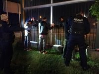 Widoczni dwaj policjanci oraz trzy kontrolowane osoby