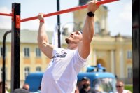 Sierżant Mateusz Ciesielski podczas swojej próby w podciąganiu na drążku.