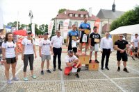 Zawodnicy na podium w klasyfikacji służb mundurowych.