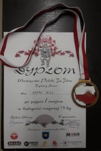 Dyplom Mistrzostw Polski Ju-Jitsu dla Rafała Rissa za zajęcie pierwszego miejsca w formule Fighting w kategorii +94 kg oraz zdobyty przez niego złoty medal.