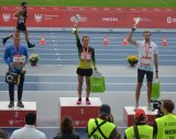 Sierżant Paweł Wylężek z pucharem i nagrodą rzeczową na podium Silesia Półmaratonu.