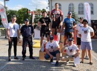 Podium w klasyfikacji indywidualnej open. Obok zawodników na poszczególnych stopniach, organizatorzy i Komendant Powiatowy Policji w Radzyniu Podlaskim inspektor Zbigniew Kszos.