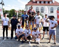 Podium w klasyfikacji mundurowej. Obok zawodników na poszczególnych stopniach, organizatorzy i Komendant Powiatowy Policji w Radzyniu Podlaskim inspektor Zbigniew Kszos.