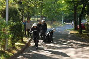 Zmiana policjantów wykonujących konkurencję biegu pod górę w pełnym sprzęcie PZ.