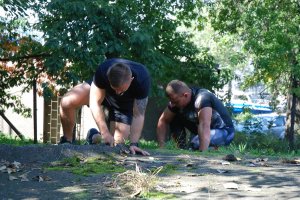 Policjanci w okolicy hali sportowej szukają szyfru.