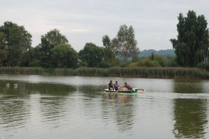 3 policjantów płynie łodzią po wyznaczonej trasie.