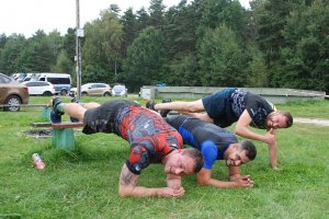 3 policjantów wykonuje ćwiczenie plank.