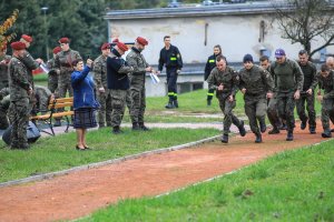 Osoby w mundurach wojskowych rozpoczynają bieg.