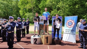 Zawodnicy z pierwszych trzech miejsc na podium prezentują otrzymane puchary, dyplomy i nagrody.