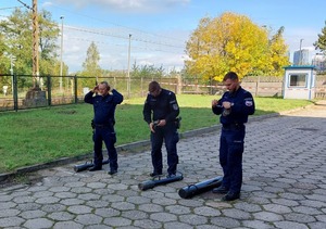 Drużyna Kompanii Wzmocnienia przygotowuje się do konkurencji rozpoczynającej się od dynamicznego przeniesienia taranu.