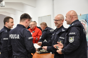 Dowódca Oddziału Prewencji Policji w Katowicach wraz z Przewodniczącym Zarządu Terenowego Niezależnego Samorządnego Związku Zawodowego Policjantów Oddziału Prewencji Policji w Katowicach wręczają pamiątkowy puchar i statuetkę najlepszej drużynie.