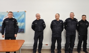 Dowódca Oddziału Prewencji Policji w Katowicach przemawia podczas oficjalnego zakończenia zawodów.