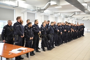 Policjanci biorący udział w zawodach stojący w rzędzie.