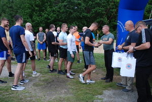 Ceremonia wręczania nagród z udziałem uczestników zawodów oraz organizatorów.
