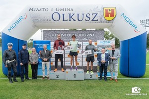 Zawodnicy, którzy zajęli pierwsze trzy miejsca w kategorii open na podium. Obok organizatorzy zawodów oraz przedstawiciele lokalnych władz i Policji.