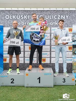 Zawodnicy, którzy zajęli pierwsze trzy miejsca w kategorii mundurowej na podium.