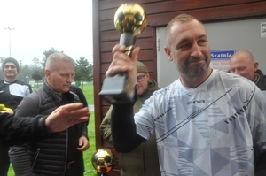 Kapitan drużyny Kompanii Prewencji IV unosi puchar za zajęcie 2 miejsca w turnieju.